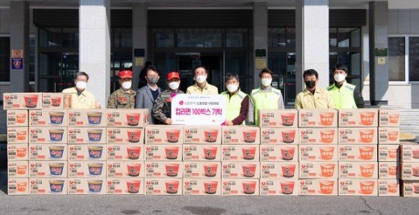 [안전재난과] LG전자 노동조합 구미지부  성품 전달3.jpg