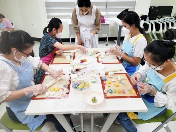 0216-1 안동시 2022년 아이 키우기 좋은도시 가정이 행복한 명품도시 조성에 힘 쏟는다-다문화추석송편.jpg