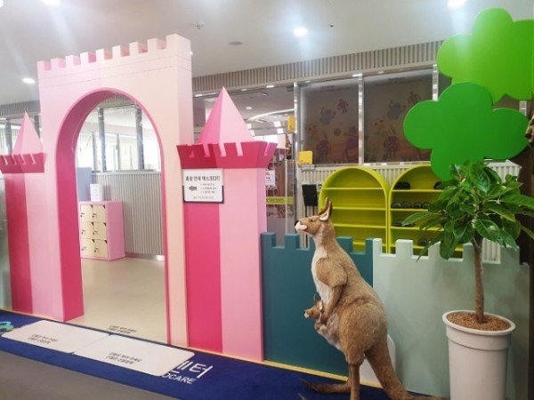 0216-1 안동시 2022년 아이 키우기 좋은도시 가정이 행복한 명품도시 조성에 힘 쏟는다-육아종합지원센터 2층입구.jpg