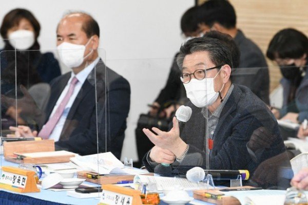 영주 2-7 장욱현 영주시장이 16일 군위군에서 개최된 경상북도 시장군수협의회 정기회의에서 인삼엑스포 참여 협조사항에 대해 발언하고 있_.jpg