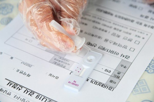 코에서 채취한 시료를 키트에 주입하는 모습 (4).JPG