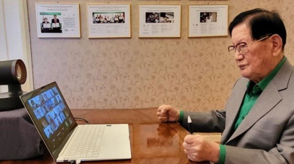 이만희_총회장이_25일_천지일보가_개최한_신천지_계시록_세미나_간담회에_초청되어_zoom을_통해_참석자들과_인사를.jpg