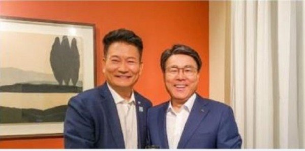 좌, 더불어민주당 대표 송영길  우, 포스코 대표이사 최정우 회장.JPG