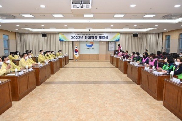 전국학교비정규직연대회의와 단체협약 체결(단체협약 체결 사진) (1).jpg