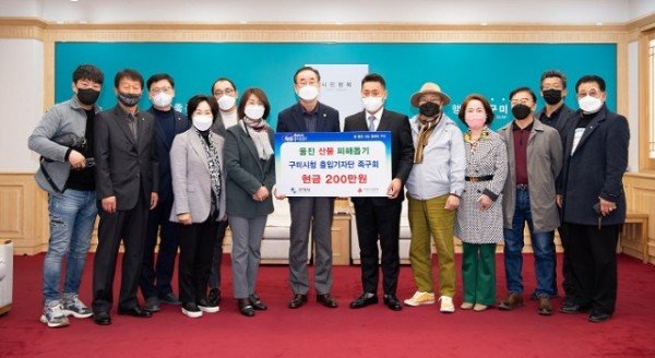 [복지정책과]「구미시청 출입기자단 족구회」울진 산불 피해돕기 성금 기탁.jpg