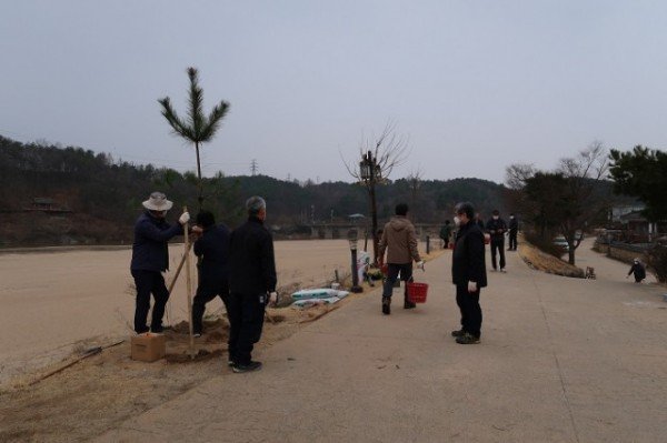 약용연 식목행사 사진3.JPG