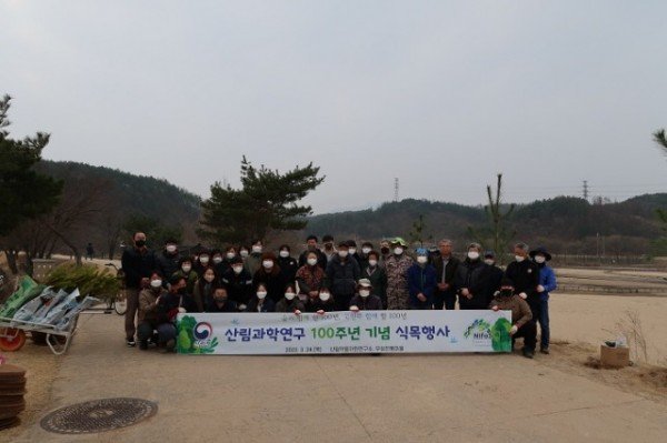약용연 식목행사 사진1.JPG