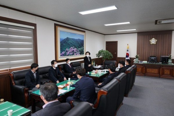 22.04.01.(금)-① 영주시의회, 2021회계연도 결산검사위원 위촉 (1).JPG