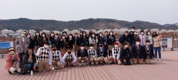 학생, 교사, 꽃이 하나되어.jpg