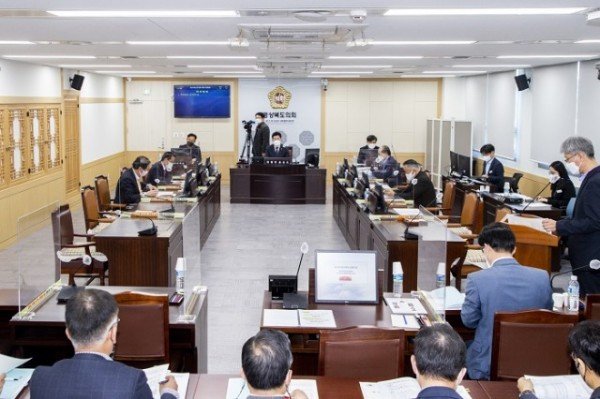 제329회 임시회 포스트코로나특별위원회_사진.jpg