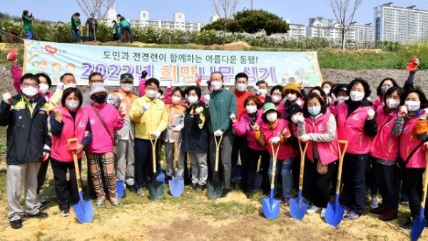 (7-3)나무심기(기념촬영).jpg