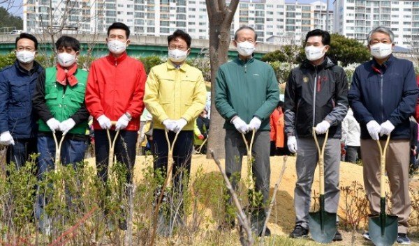 (7-1)나무심기_지사님_우측_허창수전경련회장.jpg