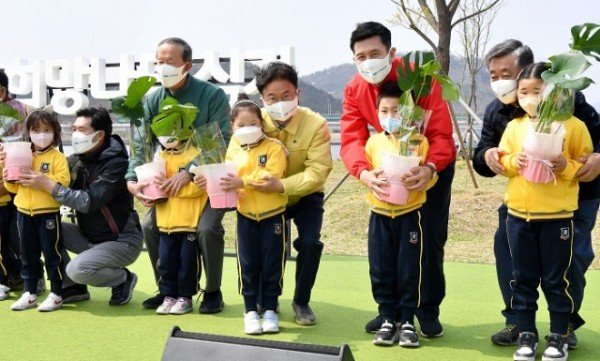 (7-4)나무심기(희망나무_전달).jpg