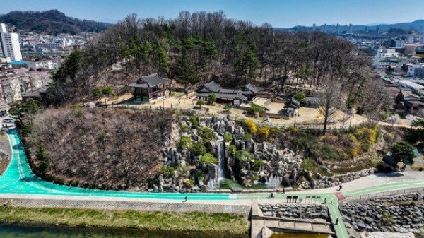 영주 6-3 영주시, 서천 벚꽃길에 아름다움 더한 ‘구학폭포’(구학폭포 전경 드론사진).jpg