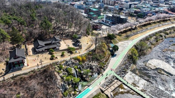영주 6-1 영주시, 서천 벚꽃길에 아름다움 더한 ‘구학폭포’(구학폭포 전경 드론사진).jpg