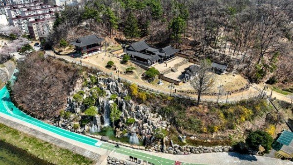 영주 6-2 영주시, 서천 벚꽃길에 아름다움 더한 ‘구학폭포’(구학폭포 전경 드론사진).jpg
