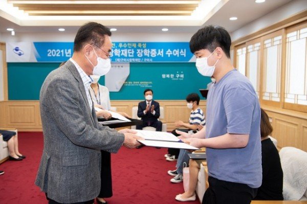 2 장학증서 수여.jpg