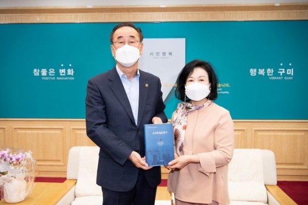 [복지정책과] 독립운동가 신준원 선생 손녀 구미시청 감사 방문_시장님 신단주(손녀).jpg