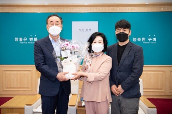 [복지정책과] 독립운동가 신준원 선생 손녀 구미시청 감사 방문_시장님 신단주(손녀) 김기태(외증손자).jpg
