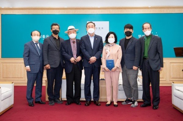 [복지정책과] 독립운동가 신준원 선생 손녀 구미시청 감사 방문_단체사진.jpg