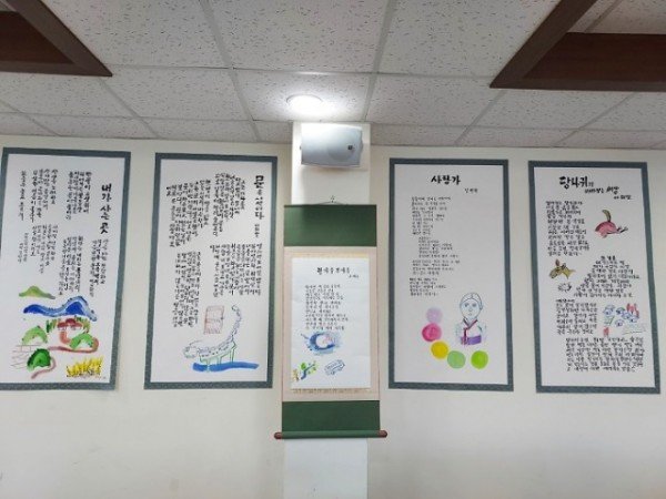 0421-2 촌에 핀 봄꽃의 향연 안동 와룡 시인들 시화전 열어 (6).jpg