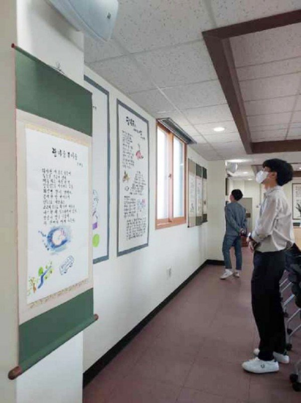 0421-2 촌에 핀 봄꽃의 향연 안동 와룡 시인들 시화전 열어 (4).jpg