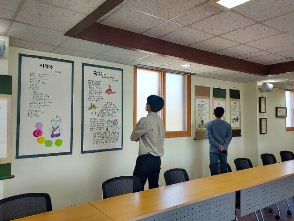 0421-2 촌에 핀 봄꽃의 향연 안동 와룡 시인들 시화전 열어 (3).jpg