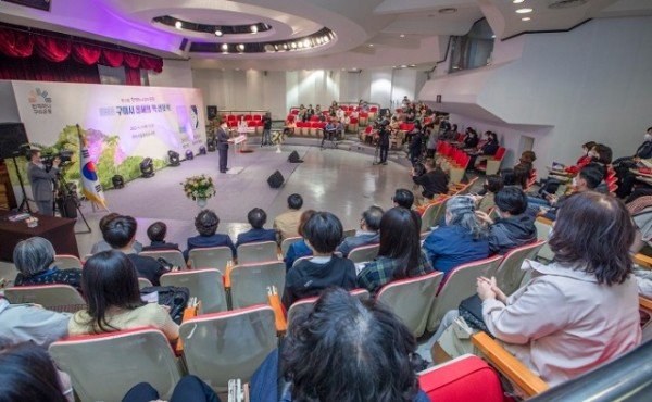 [시립중앙도서관]제16회「한책하나구미운동」올해의책 선포식 개최2.jpg