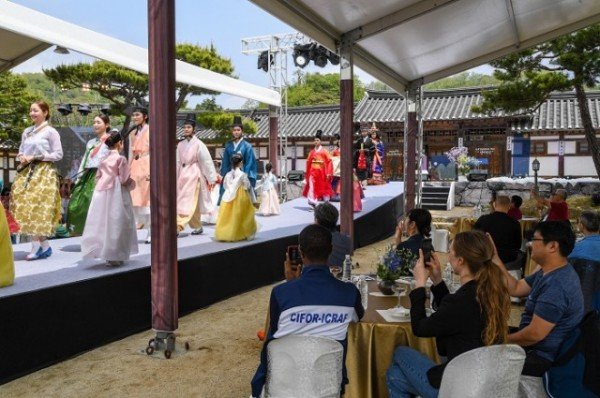 영주 1-4 영주시, 세계산림총회 연계행사 ‘영주 필드트립’ 성료(필드트립 외국인 참여자들이 한복 런웨이를 감상하고 있다.).JPG