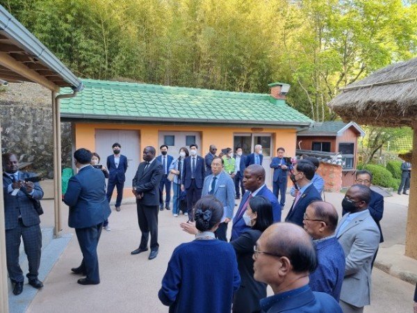 [박정희대통령역사자료관] 중앙아프리카공화국 대통령 박정희대통령 생가 방문3.jpg