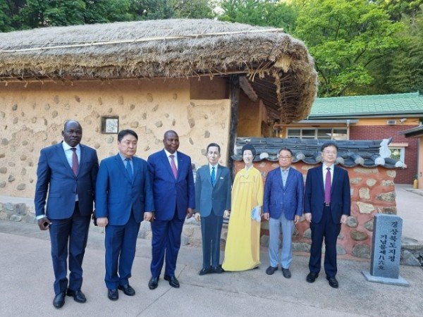 [박정희대통령역사자료관] 중앙아프리카공화국 대통령 박정희대통령 생가 방문.jpg