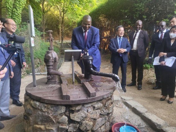 [박정희대통령역사자료관] 중앙아프리카공화국 대통령 박정희대통령 생가 방문2.jpg