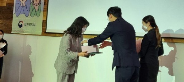 영주 4-2 영주시 순복음교회 이태용 목사, ‘제17회 입양의 날’ 보건복지부 장관상 수상(대리수상자 김진영 씨(이태용 목사 부인)).JPG