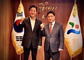 국민의힘 정영철 영동군수 예비후보가 오세훈 서울특별시장(서울시장 예비후보)와 만남을 갖고 상호 정책교류를 제안하고 기념하는 모습.1.jpg