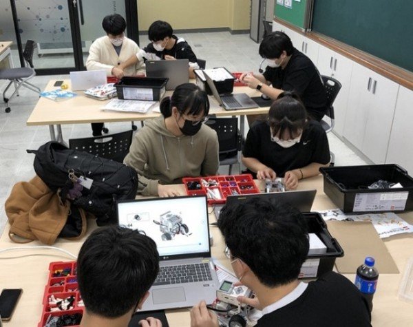 1.경북교육청,‘상상을 현실로’경북형 메이커교육 추진(구미동산고 로봇코딩 교육사진)03.jpg