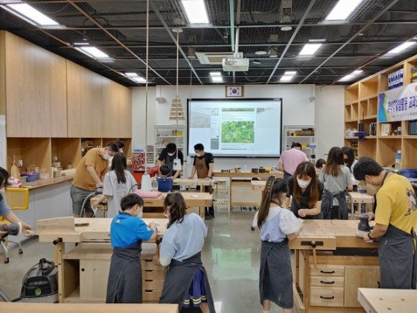 1.경북교육청,‘상상을 현실로’경북형 메이커교육 추진(메이커교육관 주말 가족메이커교실 교육 사진)01.jpg