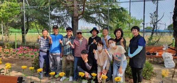 휴천3동 주민자치위원회, 태양광 LED꽃 화단 조성…코로나19 어둠 ‘밝힌다’(1).jpg
