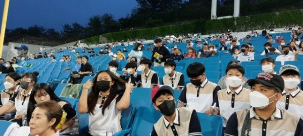 야구 경기도 보고 열띤 응원도 하고.jpg