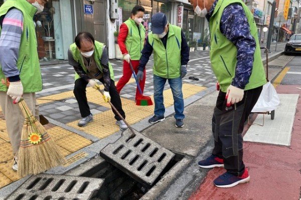 영주 4-2 하망동 통장협의회, 장마 대비 우수맨홀 정비 실시.jpg