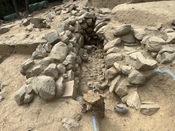 [문화예술과] 구미 황상동 고분군 사적공원 조성을 위한 발굴조사 현장공개행사_유물출토상태.jpg