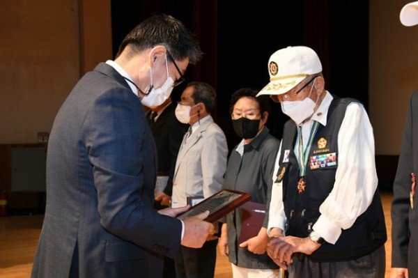 영주시장이 보훈유공자에게 표창패를 수여하고있다..JPG