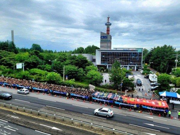 집회에 참여하기 위해 나선 성도들이 줄을 이루고 있다..jpg
