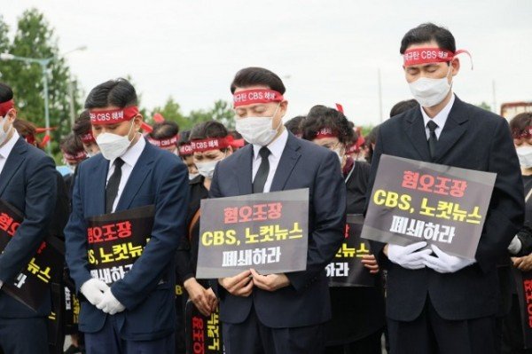 故(고) 이미수집사 추도묵념을 하고 있는 모습이다..jpg