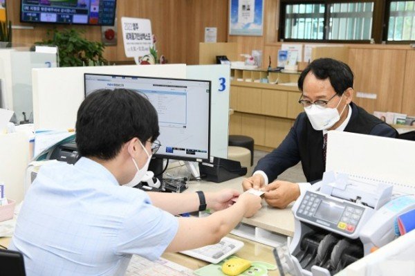 영주시장이 농협은행 영주시청출장소에서 영주세계풍기인삼엑스포 입장권을 구매하고 있다..JPG