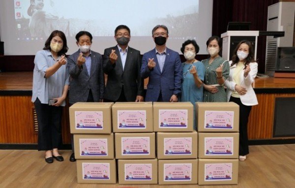 [자료사진] 공무원연금공단 대구지부, 대구광역시교육청에 수제 여성용품 전달.jpg