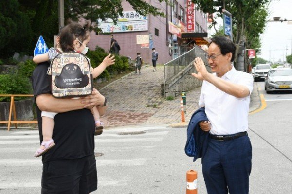 박남서 영주시장이 8일 아침 출근길에 시민들에게 환한 웃음으로 인사를 건네고 있다.jpg