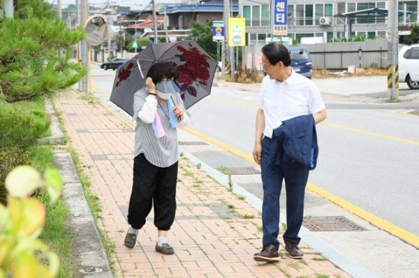 박남서 영주시장이 8일 아침 출근길에 시민들에게 환한 웃음으로 인사를 건네고 있다 2.jpg