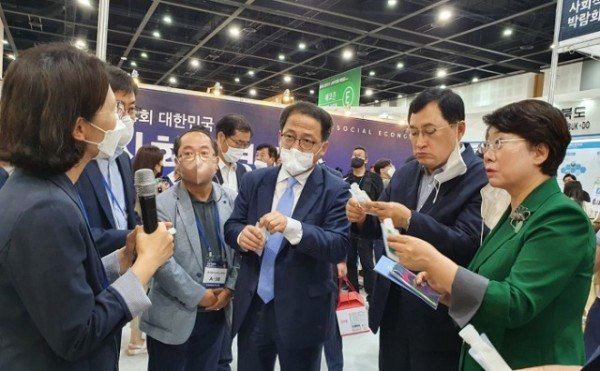 (1-5)_사회적경제박람회_개막식(경제부지사_부스관람).jpg