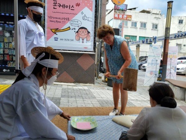 0710_안동원도심_고객감사_바캉스_페스티벌_개최-외국인_떡메치기(2).jpg