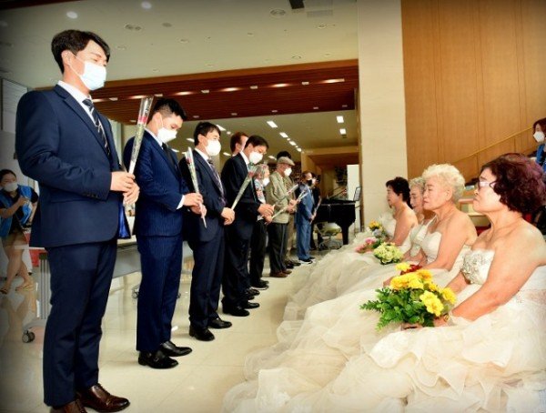 청년단체 장미꽃 한송이 헌화.jpg